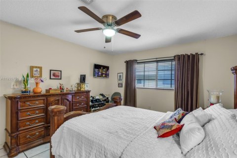 Condo in Hialeah Gardens, Florida, 2 bedrooms № 1989465 - photo 15