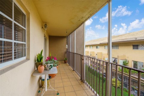 Condo in Hialeah Gardens, Florida, 2 bedrooms № 1989465 - photo 24