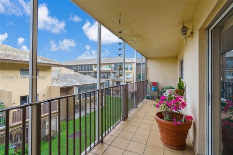 Condo in Hialeah Gardens, Florida, 2 bedrooms № 1989465 - photo 23