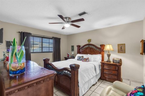 Condo in Hialeah Gardens, Florida, 2 bedrooms № 1989465 - photo 14