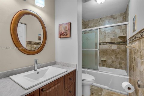 Condo in Hialeah Gardens, Florida, 2 bedrooms № 1989465 - photo 18