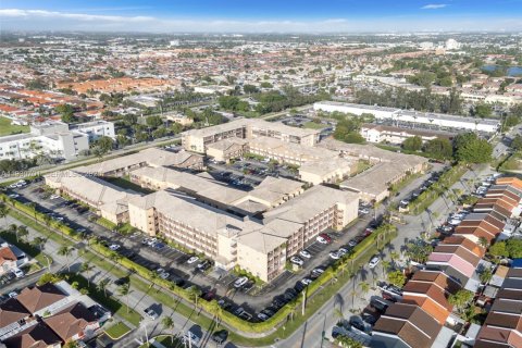 Condo in Hialeah Gardens, Florida, 2 bedrooms № 1989465 - photo 30