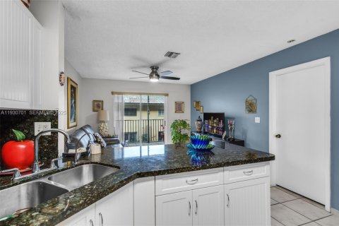 Condo in Hialeah Gardens, Florida, 2 bedrooms № 1989465 - photo 11