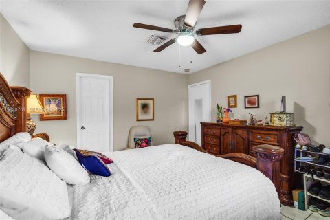 Condo in Hialeah Gardens, Florida, 2 bedrooms № 1989465 - photo 16