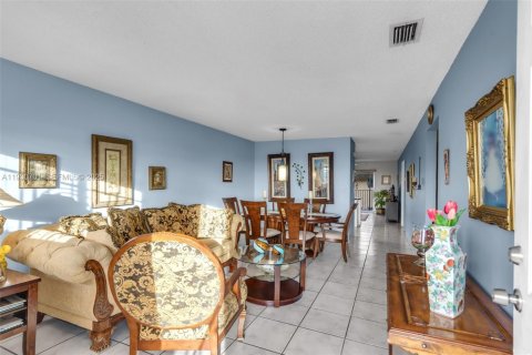 Condo in Hialeah Gardens, Florida, 2 bedrooms № 1989465 - photo 3