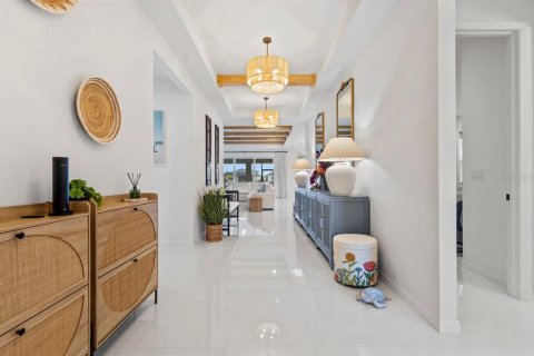 House in Punta Gorda, Florida 4 bedrooms, 263.47 sq.m. № 2207678 - photo 5