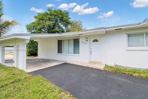 House in Miami, Florida 4 bedrooms, 142.98 sq.m. № 2091060
