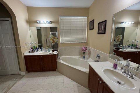 Villa ou maison à vendre à Miami, Floride: 4 chambres, 166.95 m2 № 2080478 - photo 16
