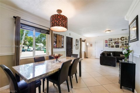 Casa en venta en Hialeah, Florida, 4 dormitorios, 142.05 m2 № 2044966 - foto 7