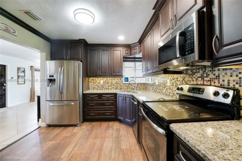 Casa en venta en Hialeah, Florida, 4 dormitorios, 142.05 m2 № 2044966 - foto 12