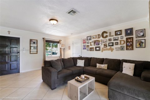 Casa en venta en Hialeah, Florida, 4 dormitorios, 142.05 m2 № 2044966 - foto 5