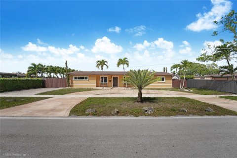 Casa en venta en Hialeah, Florida, 4 dormitorios, 142.05 m2 № 2044966 - foto 2