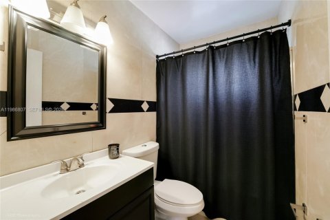 Casa en venta en Hialeah, Florida, 4 dormitorios, 142.05 m2 № 2044966 - foto 20