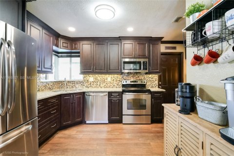 Casa en venta en Hialeah, Florida, 4 dormitorios, 142.05 m2 № 2044966 - foto 11