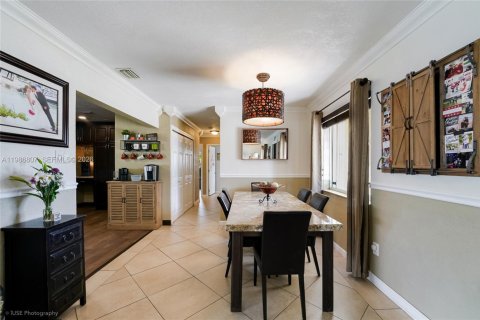 Casa en venta en Hialeah, Florida, 4 dormitorios, 142.05 m2 № 2044966 - foto 9
