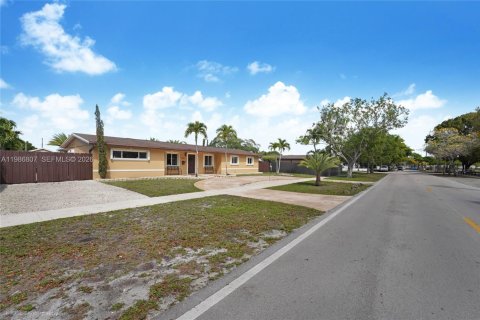 Casa en venta en Hialeah, Florida, 4 dormitorios, 142.05 m2 № 2044966 - foto 4