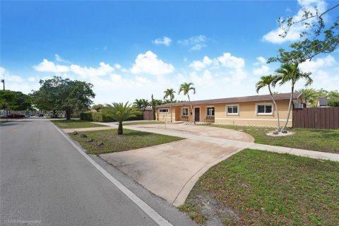 Casa en venta en Hialeah, Florida, 4 dormitorios, 142.05 m2 № 2044966 - foto 3