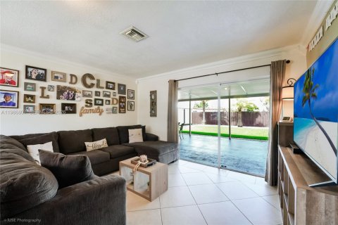 Casa en venta en Hialeah, Florida, 4 dormitorios, 142.05 m2 № 2044966 - foto 6