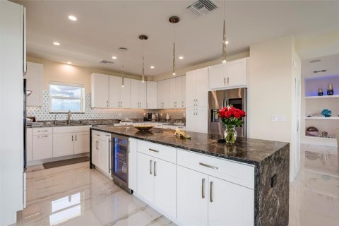 Condo in Saint Petersburg, Florida, 3 bedrooms № 2385818 - photo 16