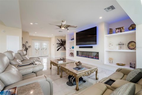 Condo in Saint Petersburg, Florida, 3 bedrooms № 2385818 - photo 23