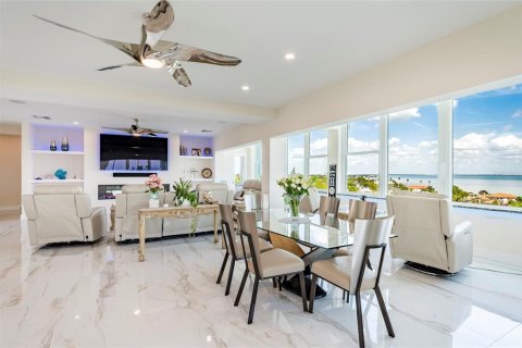 Condo in Saint Petersburg, Florida, 3 bedrooms № 2385818 - photo 13