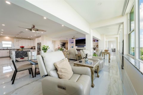 Condo in Saint Petersburg, Florida, 3 bedrooms № 2385818 - photo 19