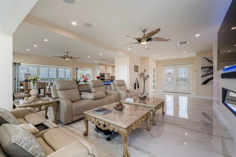 Condo in Saint Petersburg, Florida, 3 bedrooms № 2385818 - photo 24