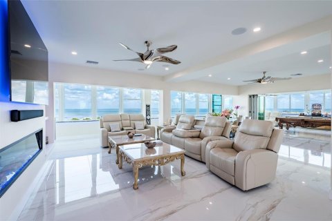 Condo in Saint Petersburg, Florida, 3 bedrooms № 2385818 - photo 2
