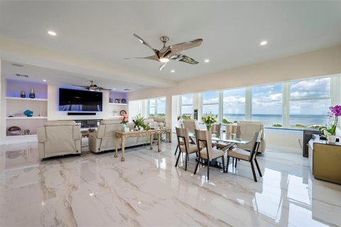 Condo in Saint Petersburg, Florida, 3 bedrooms № 2385818 - photo 12