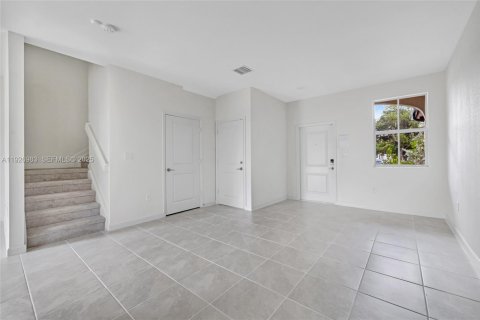 Снять в аренду таунхаус в Майами, Флорида 3 спальни, 133.97м2, № 1985944 - фото 10