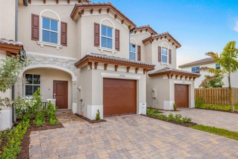 Снять в аренду таунхаус в Майами, Флорида 3 спальни, 133.97м2, № 1985944 - фото 2