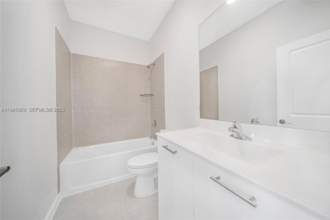 Снять в аренду таунхаус в Майами, Флорида 3 спальни, 133.97м2, № 1985944 - фото 21