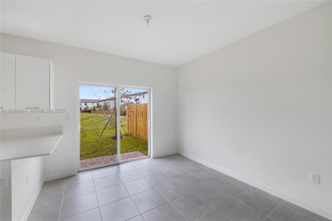 Снять в аренду таунхаус в Майами, Флорида 3 спальни, 133.97м2, № 1985944 - фото 15