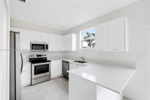 Снять в аренду таунхаус в Майами, Флорида 3 спальни, 133.97м2, № 1985944 - фото 17