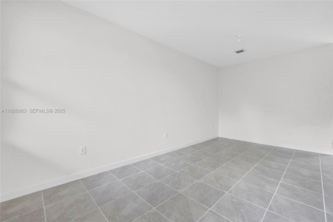 Снять в аренду таунхаус в Майами, Флорида 3 спальни, 133.97м2, № 1985944 - фото 7