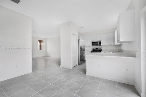 Снять в аренду таунхаус в Майами, Флорида 3 спальни, 133.97м2, № 1985944 - фото 12