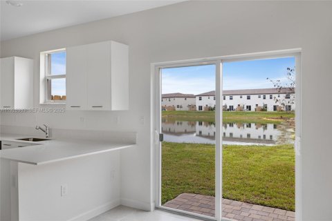 Снять в аренду таунхаус в Майами, Флорида 3 спальни, 133.97м2, № 1985944 - фото 16