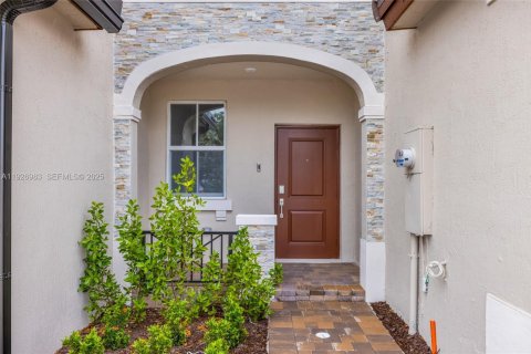 Снять в аренду таунхаус в Майами, Флорида 3 спальни, 133.97м2, № 1985944 - фото 4