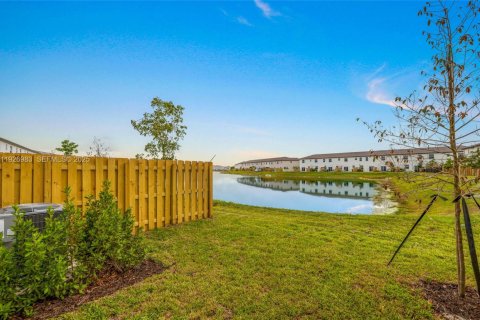 Снять в аренду таунхаус в Майами, Флорида 3 спальни, 133.97м2, № 1985944 - фото 24