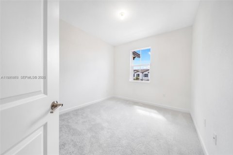 Снять в аренду таунхаус в Майами, Флорида 3 спальни, 133.97м2, № 1985944 - фото 22