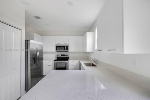 Снять в аренду таунхаус в Майами, Флорида 3 спальни, 133.97м2, № 1985944 - фото 18