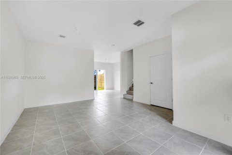 Снять в аренду таунхаус в Майами, Флорида 3 спальни, 133.97м2, № 1985944 - фото 5