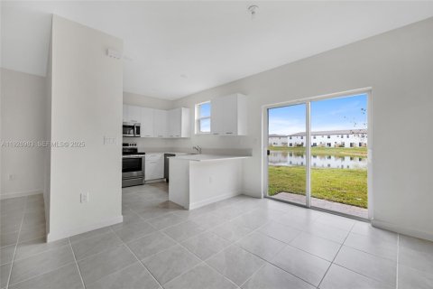 Снять в аренду таунхаус в Майами, Флорида 3 спальни, 133.97м2, № 1985944 - фото 11