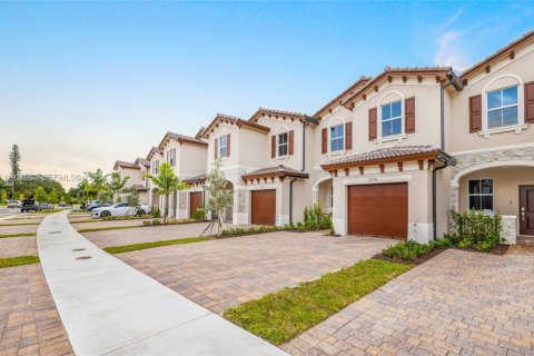 Снять в аренду таунхаус в Майами, Флорида 3 спальни, 133.97м2, № 1985944 - фото 3