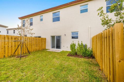 Снять в аренду таунхаус в Майами, Флорида 3 спальни, 133.97м2, № 1985944 - фото 25