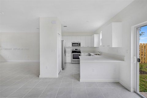 Снять в аренду таунхаус в Майами, Флорида 3 спальни, 133.97м2, № 1985944 - фото 13