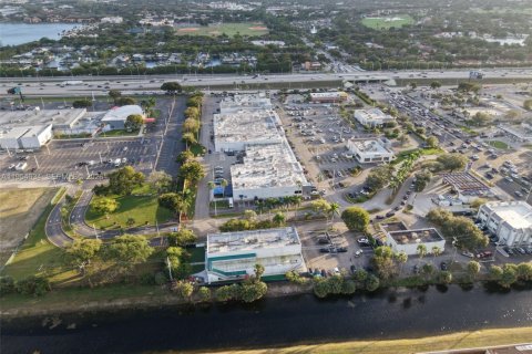 Immobilier commercial à vendre à Hialeah, Floride № 2008405 - photo 2