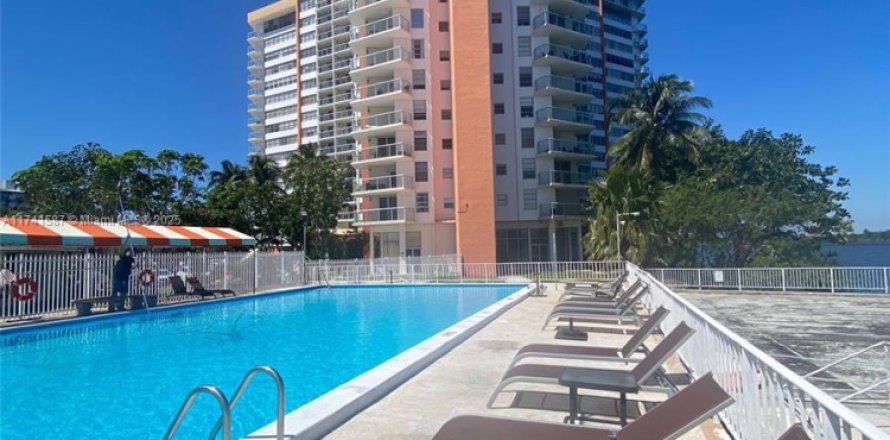 Condominio en Miami, Florida, 1 dormitorio  № 1489726