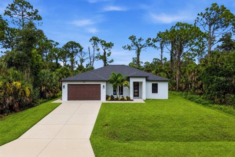 House in Port Charlotte, Florida 3 bedrooms, 143.53 sq.m. № 2284207