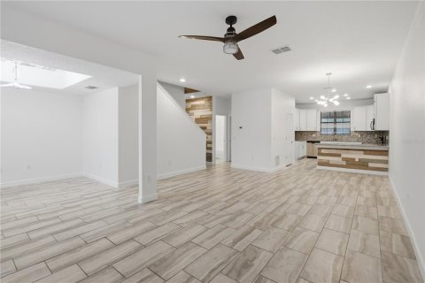 Townhouse in Davenport, Florida 4 bedrooms, 241.17 sq.m. № 2206668 - photo 13